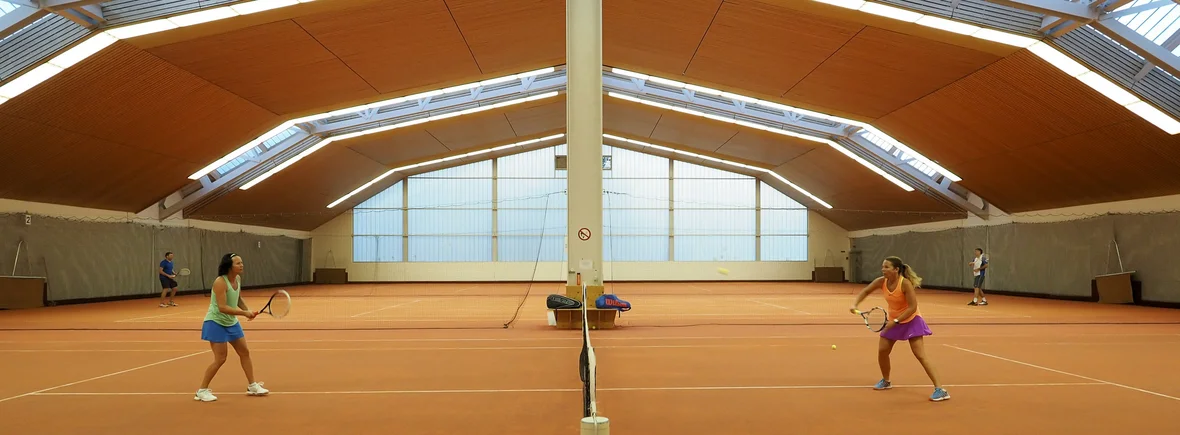 Tennisspieler beim Spielen in der Tennishalle in Pfronten.