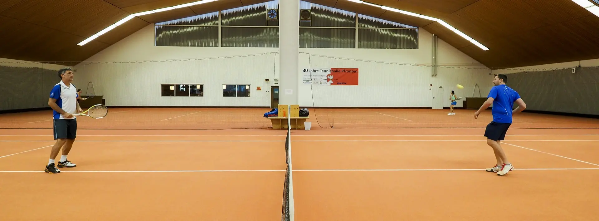 Tennisspieler in der Tennishalle in Pfronten 