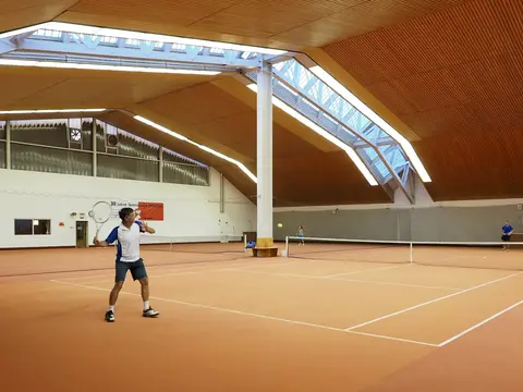 Tennisspieler beim Spielen in der Tennishalle in Pfronten.