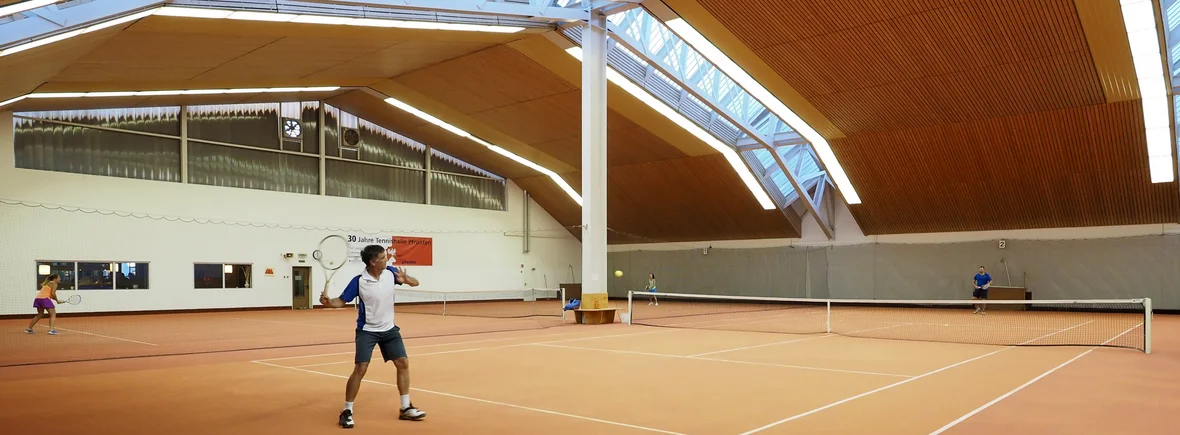 Tennisspieler beim Spielen in der Tennishalle in Pfronten.