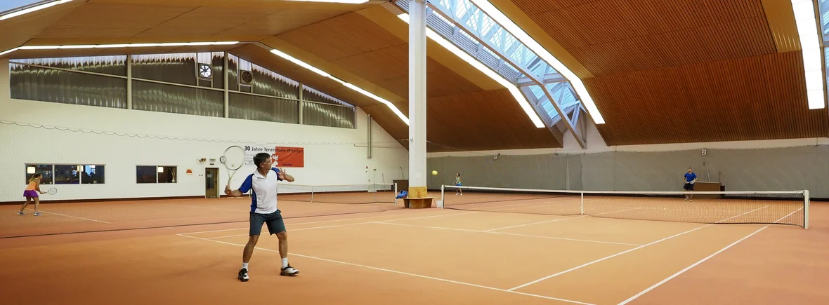 Tennisspieler beim Spielen in der Tennishalle in Pfronten.
